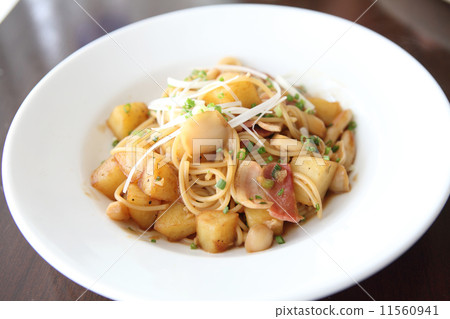spaghetti with soy sauce 11560941