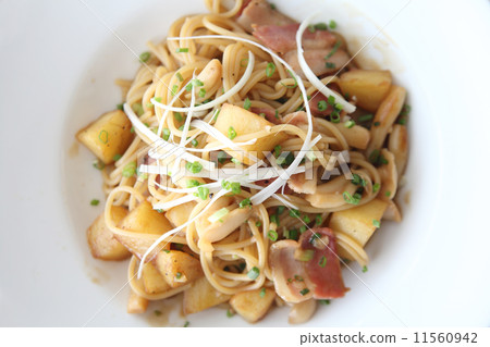 spaghetti with soy sauce 11560942