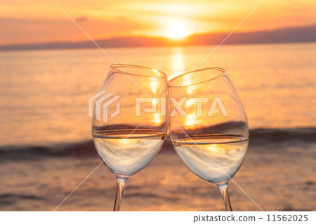 在日落海灘上的吐司 11562025