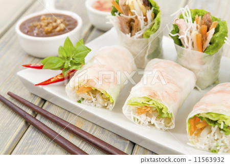 Goi Cuon - Vietnamese fresh spring rolls with pork and prawns Goi Cuon - Vietnamese fresh spring rolls with pork and prawns 11563932