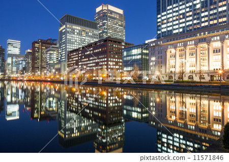 Baba moat moat seen from the Imperial Palace garden and the building city of Marunouchi 11571846