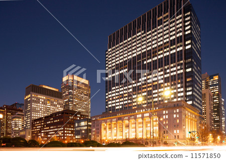 Baba moat moat seen from the Imperial Palace garden and the building city of Marunouchi Baba moat moat seen from the Imperial Palace garden and the building city of Marunouchi 11571850