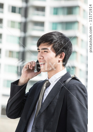 Businessman calling to connect 11571914
