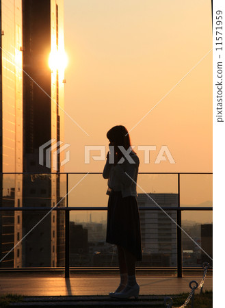 年輕女士的手機 11571959