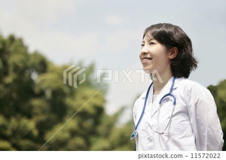 一套白色衣服的一位夫人與聽診器 一套白色衣服的一位夫人與聽診器 11572022