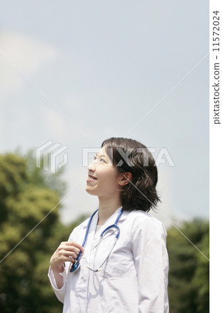 有看天空的一張微笑的面孔的一名婦女 有看天空的一張微笑的面孔的一名婦女 11572024