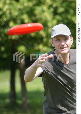 Man with frisbee 11573609