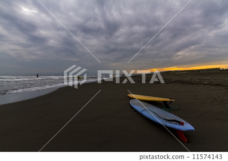 在湘南Kusanuma海岸的黃昏和衝浪板 11574143