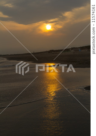 Sunset in the Shonan Suwanuma coast, dusk Sunset in the Shonan Suwanuma coast, dusk 11574161