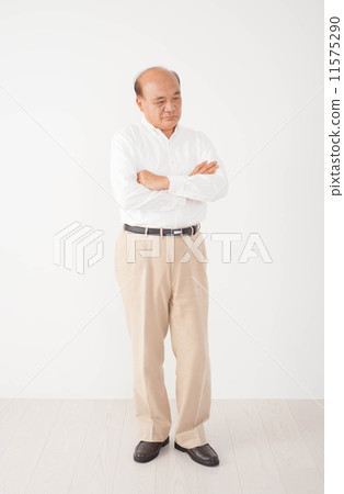 Senior man worried 11575290