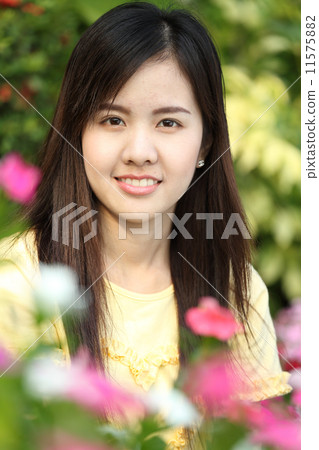 Close up protrait yong girl 11575882