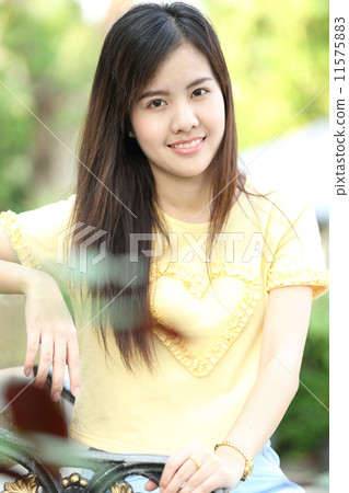 Close up protrait yong girl 11575883