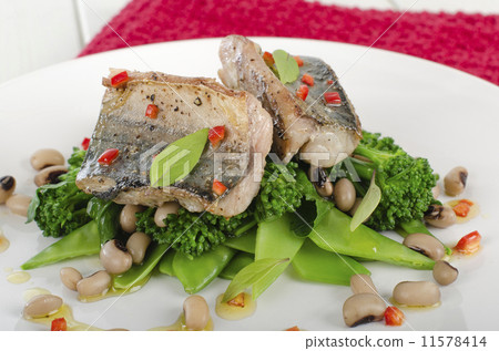 Grilled mackerel fillet with green vegetables & black eyed peas  11578414