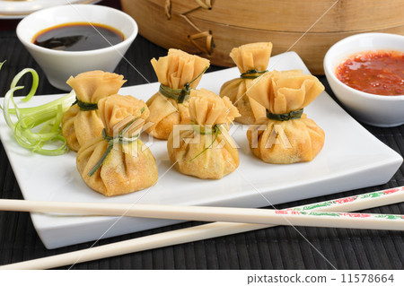 Wonton - Fried wontons filled with prawns and spring onion  11578664