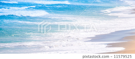 夏日海灘景色,碧海藍天,白浪拍打著海岸。 夏日海灘景色,碧海藍天,白浪拍打著海岸。 11579525