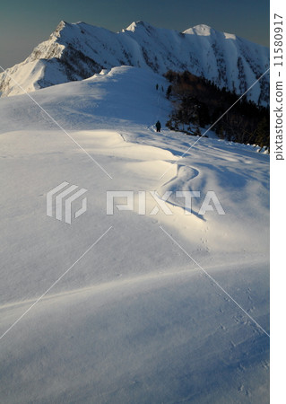 登山者沿著冷池上部的縱向路徑和山。 11580917