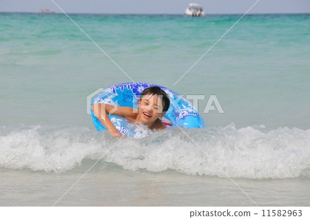 A float and a boy 11582963