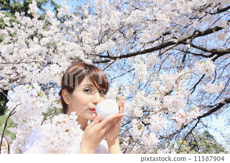 Kimono drinking tea Kimono drinking tea 11587904