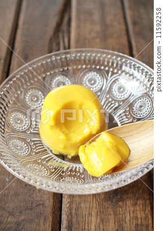 用吉利丁凝固的芒果布丁盛放在玻璃盤中 11592258