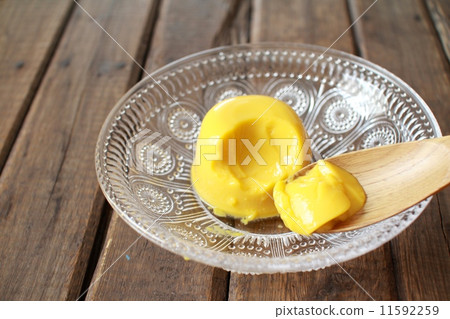 用吉利丁凝固的芒果布丁盛放在玻璃盤中 11592259