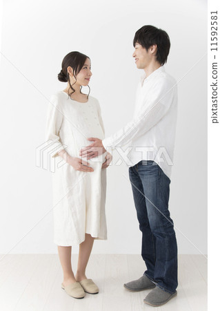 Pregnant woman and husband 11592581