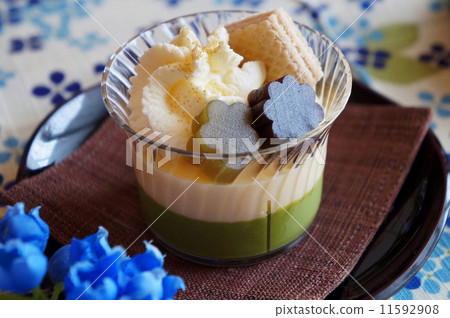 White chocolate and mousse of Matcha 11592908