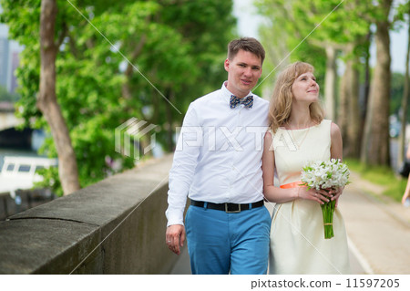 Newly-wed couple walking in Paris Newly-wed couple walking in Paris 11597205