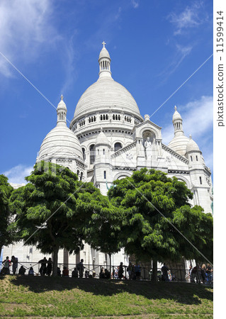 [PARIS] Blue sky and green Paris Montmartre Hill, Sacre Coeur Basilica [Basilique du Sacré-C ur] 276 11599414