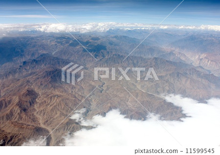 來自秘魯海岸太平洋海岸的雲海被安第斯山脈阻擋 11599545