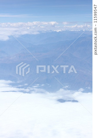 來自秘魯海岸太平洋海岸的雲海被安第斯山脈阻擋 11599547