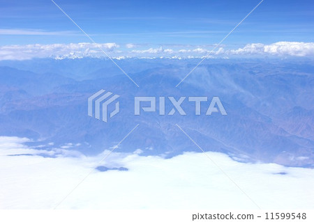 來自秘魯海岸太平洋海岸的雲海被安第斯山脈阻擋 11599548