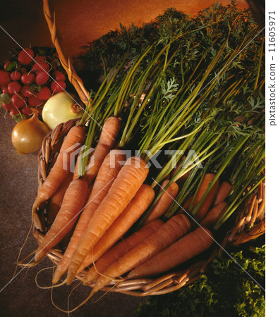 Basket of organic carrots 11605971