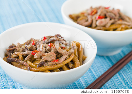 Chinese spicy beef and black bean sauce with thick noodles  11607078