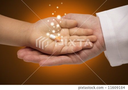 醫學的力量藥劑師用藥和孩子的手 11609184