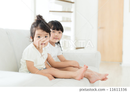 Two good-looking infants 11611336