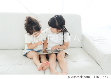 Two infants using tablet PC 11611347