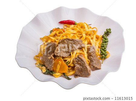 Fried noodles with beef 11613015