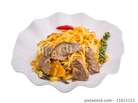 Fried noodles with beef 11613113