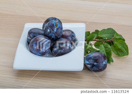 Fresh plums Fresh plums 11613524