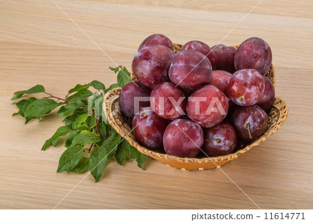 Fresh plums 11614771