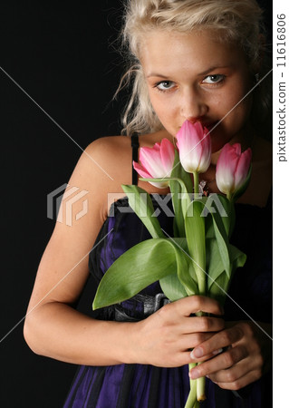 girl and tulips 11616806
