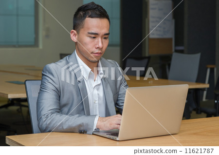 Successful asian Bbsinessman working on a laptop in his office 11621787