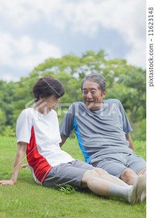 A couple sitting on the lawn 11623148