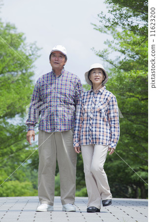 Senior to take a walk 11623200