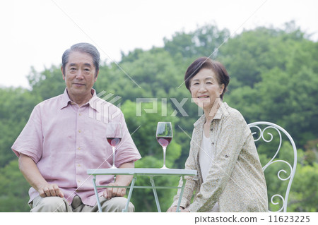 A couple who talks while drinking wine 11623225