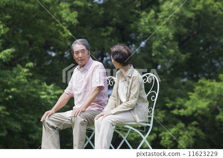 坐在椅子上的一對夫婦 11623229