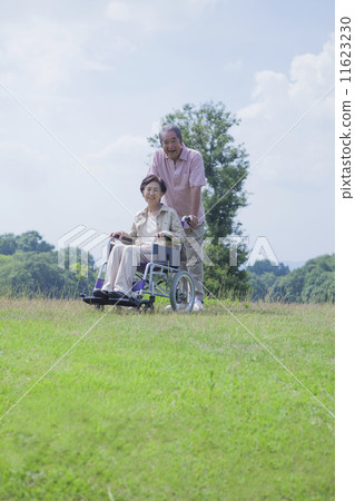 一對夫婦在輪椅上散步 11623230