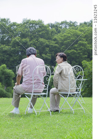 A couple sitting in a chair 11623245