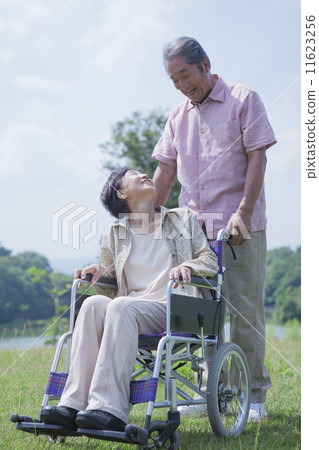一對夫婦在輪椅上散步 11623256