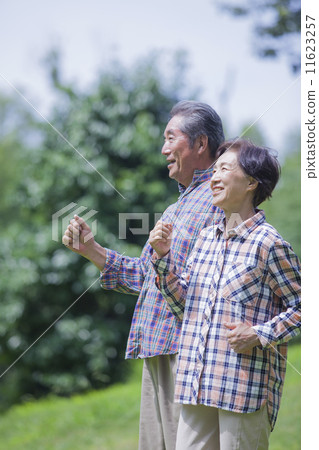 一對夫婦散步 11623257